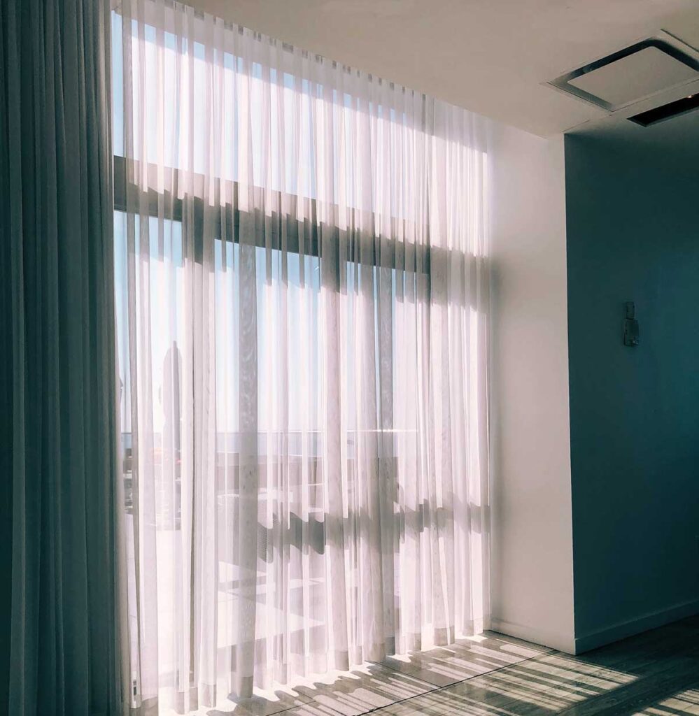 Votre-installateur-salon-installation-rideau-store-motorise